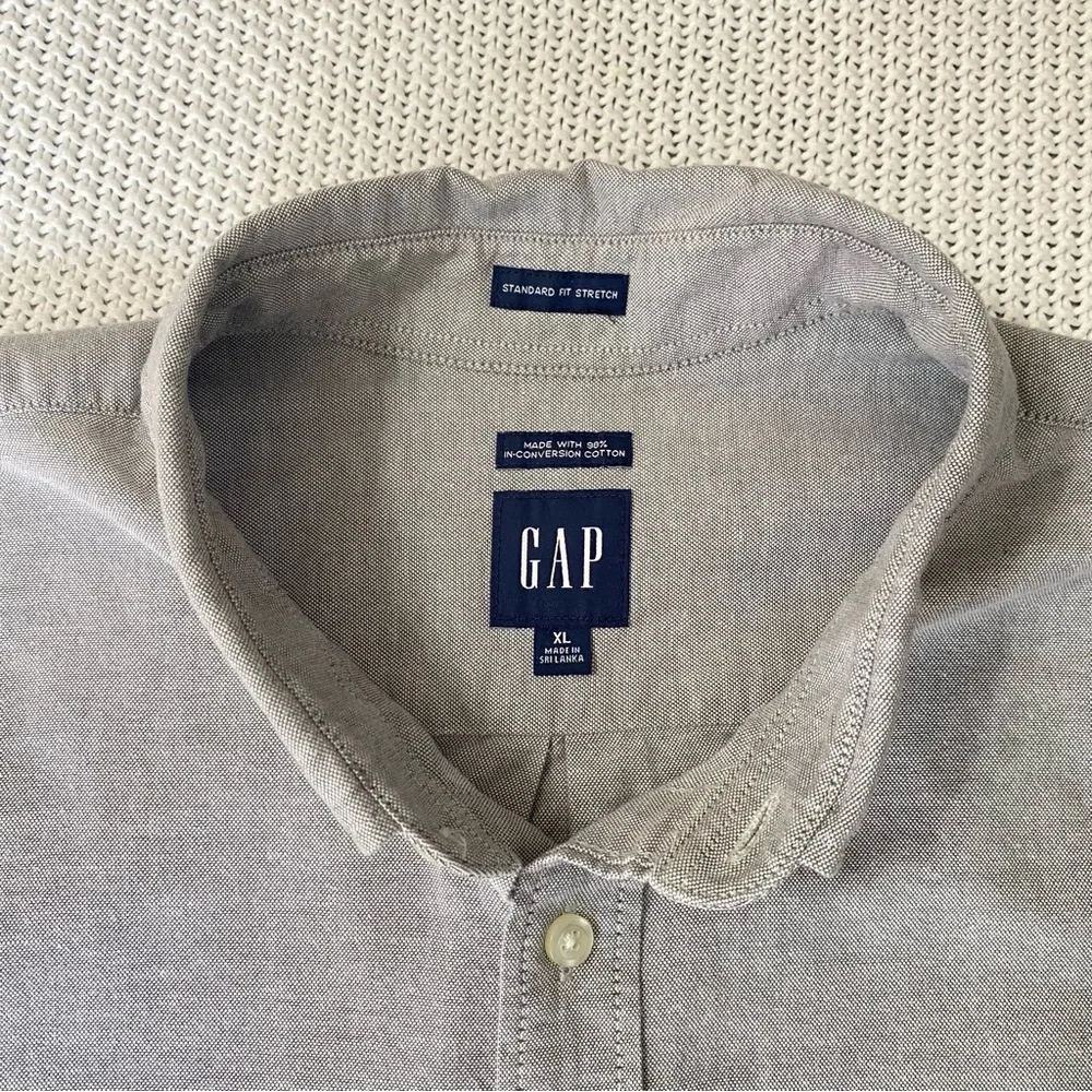 GAP Men's Light Gray Casual Button-Down Shirt